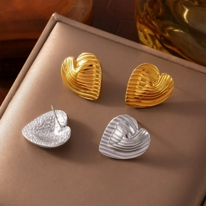 Retro geometrische Herzohrringe mit strukturierter Oberfläche in Gold und Silber