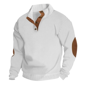 Détail de la veste en maille rayée blanche avec col montant marron et coudières