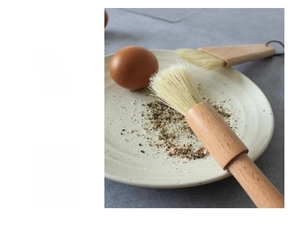 Détail d'un pinceau à pâtisserie avec manche en hêtre et poils naturels pour la cuisine