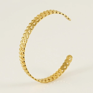 Détail d'un bracelet jonc ouvert à double chaîne en acier inoxydable plaqué or 18 carats