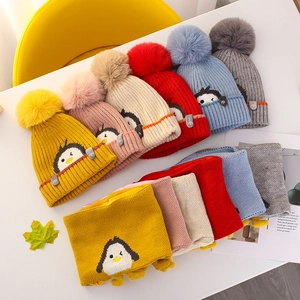 Conjunto de gorro y bufanda de punto para bebé con pompones y diseño de pingüino lindo