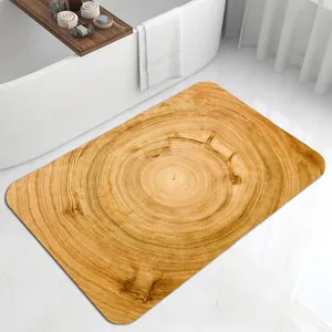 Dettaglio del tappetino da bagno antiscivolo con venature del legno e angoli arrotondati