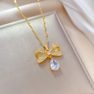 Makroansicht der goldenen Schmetterlingskette mit Zirkonia-Mikropave und Tropfen-Anhänger