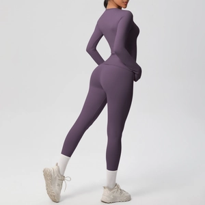 Vista laterale dell'intero set da yoga viola a maniche lunghe con vestibilità aderente