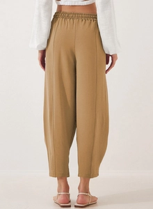 Détail du pantalon kaki taille haute montrant la vue arrière et le tissu en coton lin