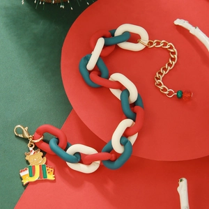 Vue détaillée du bracelet de Noël en résine avec breloques renne et boîte cadeau