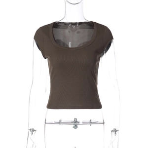Detailaufnahme von braunem geripptem Crop-Top mit kurzen Ärmeln und schlanker Passform