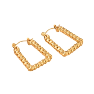 Boucles d'oreilles rectangulaires dorées avec texture torsadée et motif tressé minimaliste
