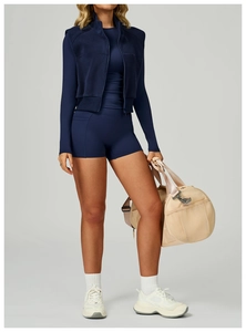 Détail du gilet polaire bleu marine superposé au short taille haute pour la course