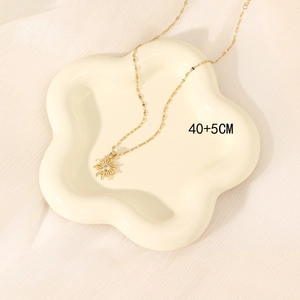 Collier avec pendentif soleil doré et pierre zircon sur une chaîne de 40+5cm