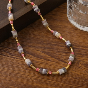 Collana bohémien in pietra naturale con perline cilindriche colorate e dettagli dorati
