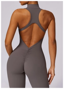 Détail du body gris foncé avec dos nageur et découpe en V pour un effet dos nu élégant