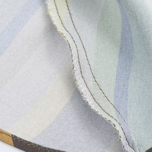 Détails de la couture de qualité sur le tissu rayé tissé pour ce vêtement féminin