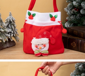 Détail du sac cadeau de Noël avec applique bonhomme de neige et poignées coulissantes