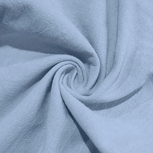 Texture macro du tissu en lin bleu clair montrant les fibres et le tissage respirant