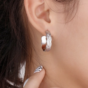 Chic silver twisted C-shaped earrings in polished stainless steel for a vintage look