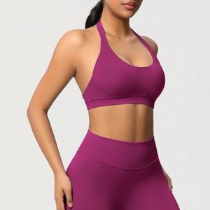 Détail de la taille côtelée et du tissu sans couture pour legging de yoga violet prune