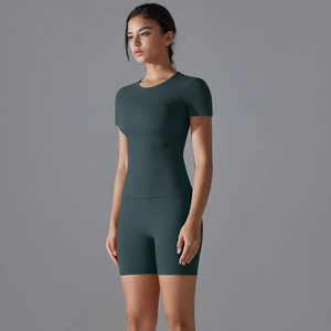 Détail d'un ensemble de yoga vert foncé avec t-shirt et short en tissu à séchage rapide