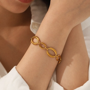 Elegant 18K gold-plated stainless steel oval link chain bracelet on a woman wrist