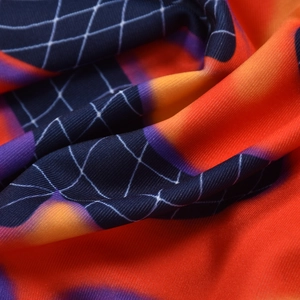 Gros plan sur l'imprimé géométrique orange et violet sur tissu maillé extensible