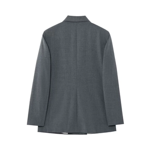 Vue arrière d'une veste de costume grise avec épaulettes et texture de tissu lisse unie