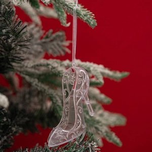 Gros plan d'un ornement de Noël en acrylique en forme de chaussure à talon ajourée