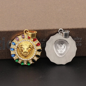 Hip-Hop-Löwenkopf-Medaillon-Anhänger in Gold und Silber mit bunten Zirkonia-Steinen