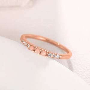 Nahaufnahme des roségoldenen Rings mit rosa Opalperlen und funkelnden Zirkon-Akzenten