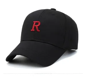 Dettaglio del ricamo rosso 3D lettera R e logo KUOSS su un cappellino da baseball nero