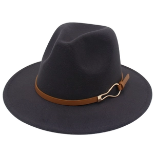 Détail d'un élégant chapeau fedora en feutre gris avec boucle de ceinture dorée
