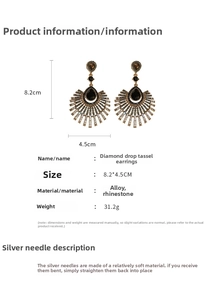 Vue détaillée des boucles d'oreilles vintage à pompons en strass avec dimensions