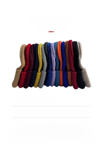 Selezione di berretti in maglia acrilica in colori vivaci in oltre 18 diverse tonalità