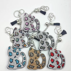 Detailansicht funkelnder Leoparden-Katzen Schlüsselanhänger mit Strass und Quasten