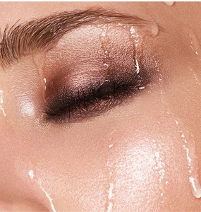 Nahaufnahme der wasserfesten Mascara mit langanhaltendem Schwung und perfektem Augen-Make-up.