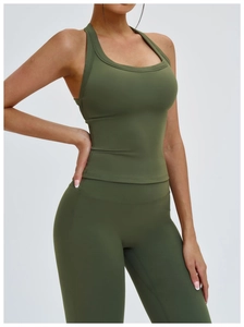 Completo yoga verde oliva con canotta sportiva all'americana e leggings a vita alta