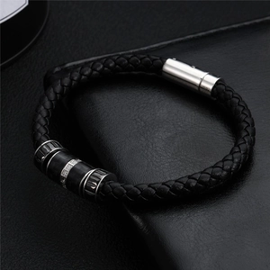 Makroaufnahme von geflochtenem Lederarmband mit Kohlefaser- und Kristallringen für Herren