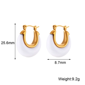 Minimalist U-shaped gold and white earrings with size dimensions and weight specifications
