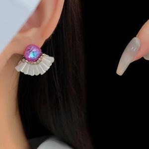 Dettaglio orecchino a perno con cristallo viola e design a ventaglio bianco