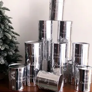 Boîtes cadeaux de Noël en métal argenté avec motifs de flocons de neige et décorations festives