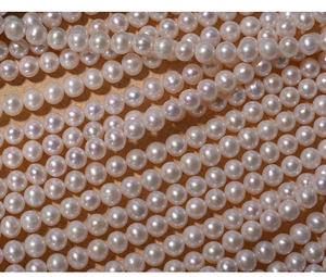 Macro shot of 7mm natural freshwater pearls with high luster in a diagonal arrangement