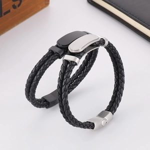 Détail du bracelet en cuir tressé noir avec fermoirs magnétiques en argent brossé et gris