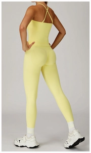 Détail du haut de sport jaune à bretelles croisées et legging de yoga vue de dos
