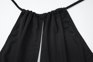 Détail de la robe dos nu noire avec cordon de serrage et texture de col bénitier
