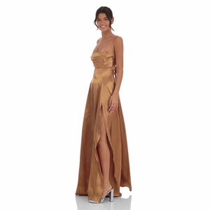Détail de la robe en satin champagne avec fente latérale haute et drapé élégant