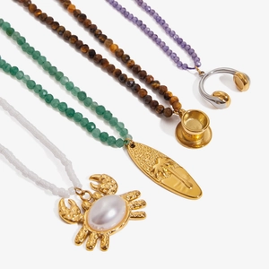 Halsketten mit Krabbenanhänger aus 18K Gold und Edelstahl mit bunten Perlen