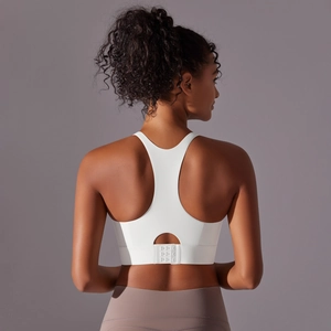 Détail du dos d'un soutien-gorge de sport blanc avec fermeture réglable à trois crochets