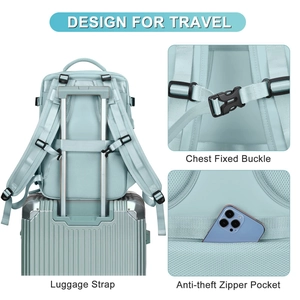 Detalles de mochila de viaje azul claro con correa de equipaje y bolsillo oculto.