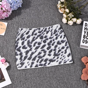 Detalle en plano de minifalda de lentejuelas con estampado de leopardo blanco y negro