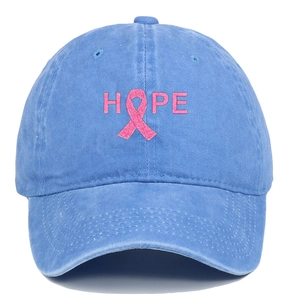 Detail der rosa HOPE-Stickerei und Schleife auf der blauen gewaschenen Baumwollkappe
