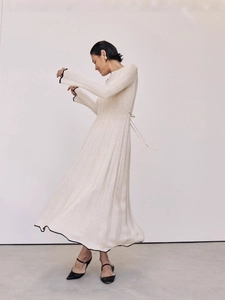 Robe Longue En Tricot Élégante À Col Rond Manches Longues Maille Côtelée Coupe Ajustée Bodycon Crème Avec Bordure Contrastée Noire